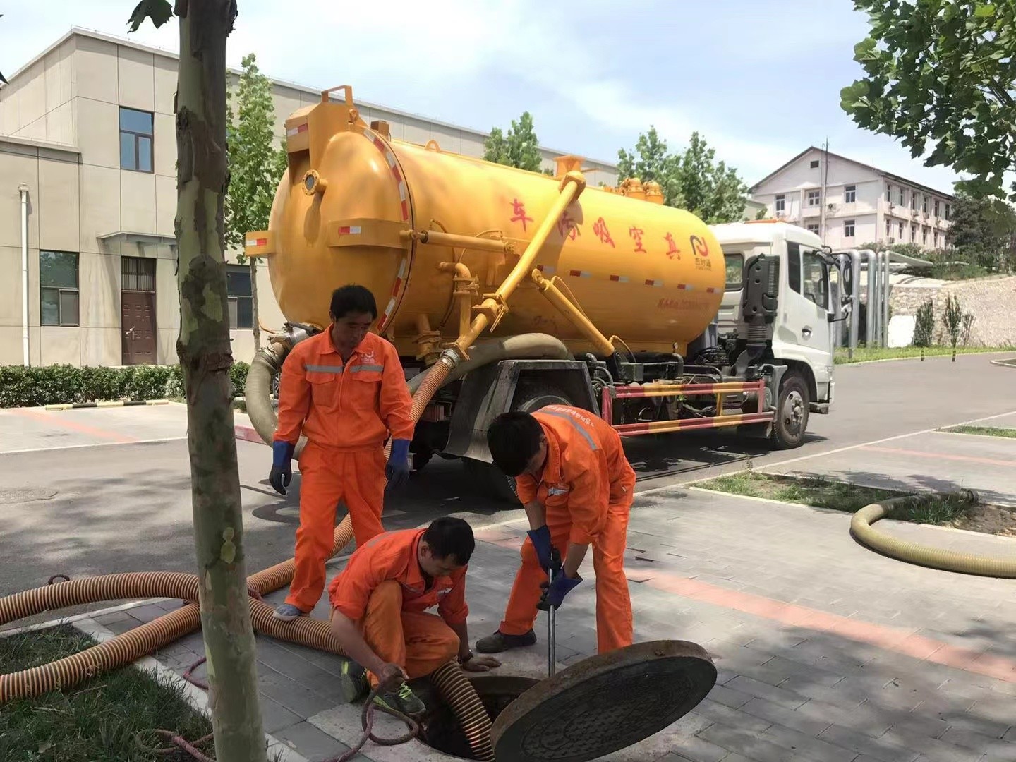 阜康管道疏通车停在窨井附近