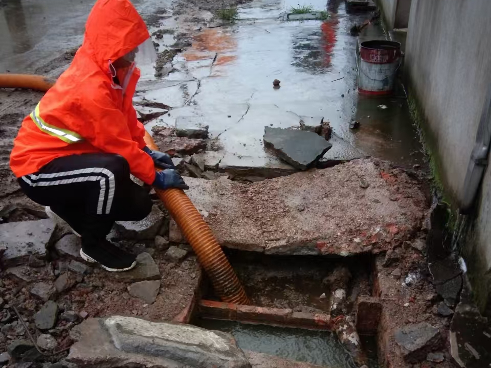 阜康专业清理污水池 炜誉市政以规范流程守护城市 “肠道”