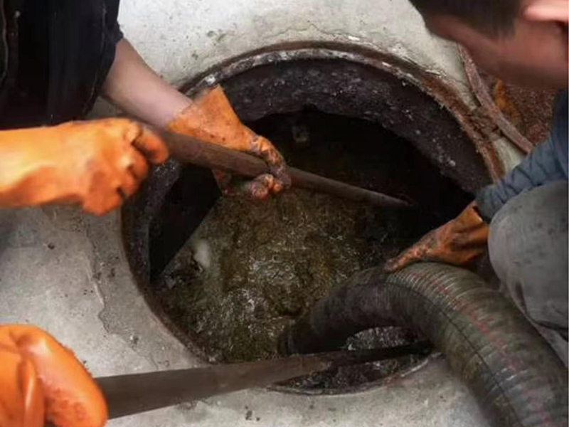 阜康清理化粪池时如何避免沼气的危害？